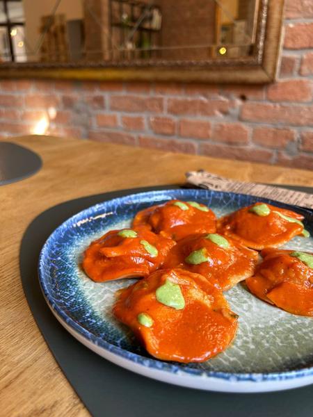 Ravioli Noricotta & Spanac - Serviți cu Sos Fin de Roșii & Pesto Vegan